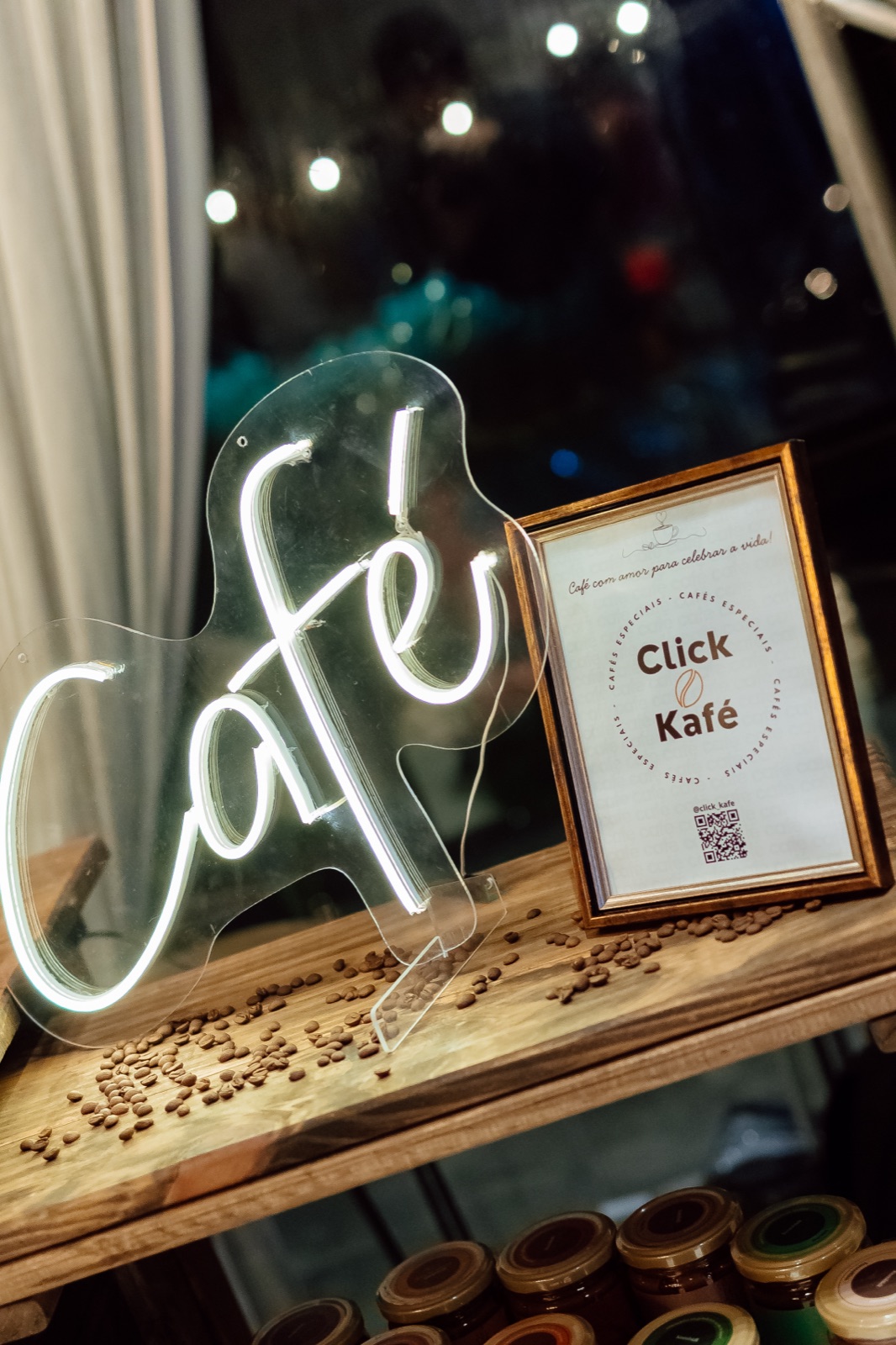Neon café e placa Click Kafé