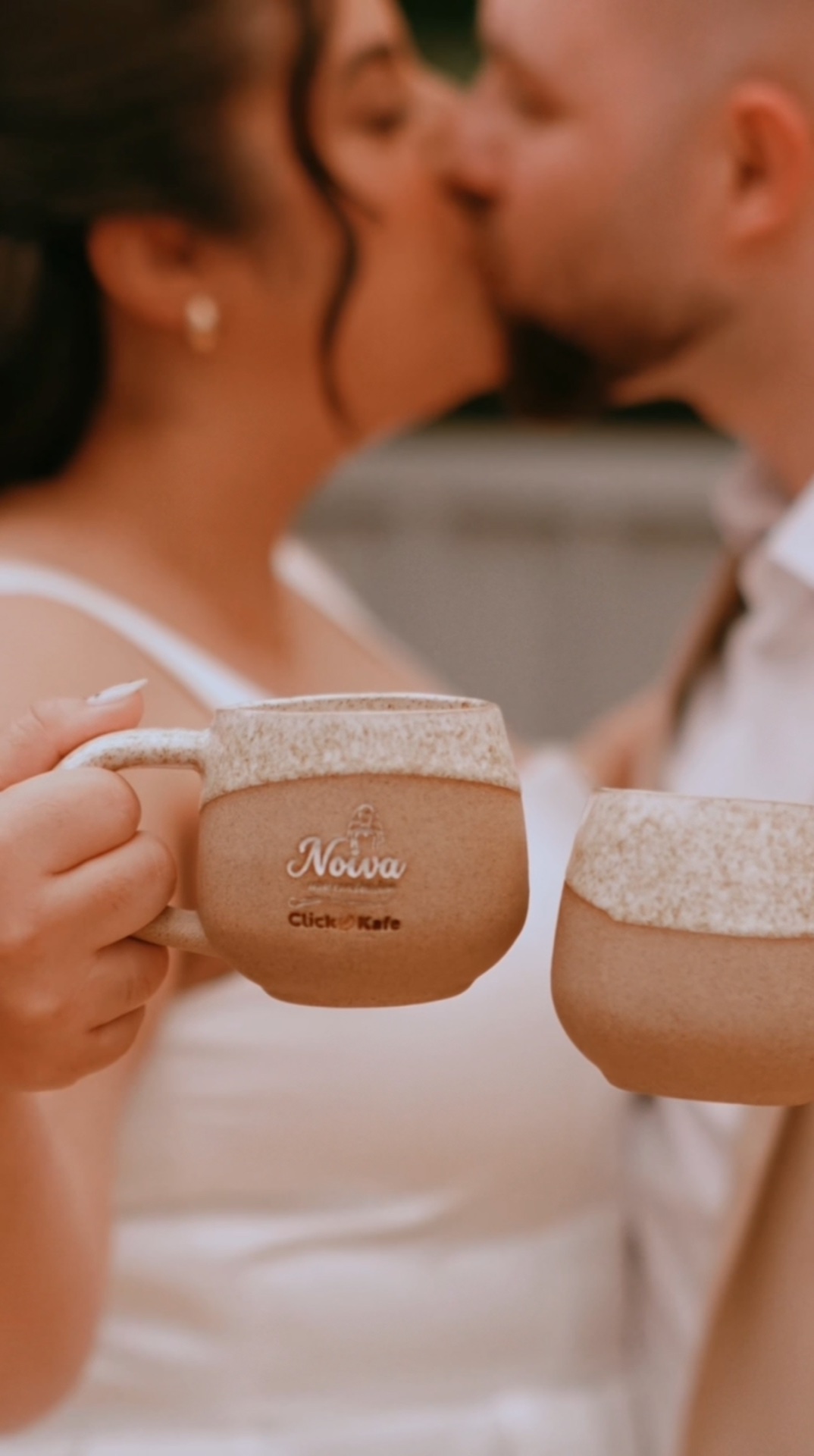 Casal de noivos com copo personalizado Click Kafé